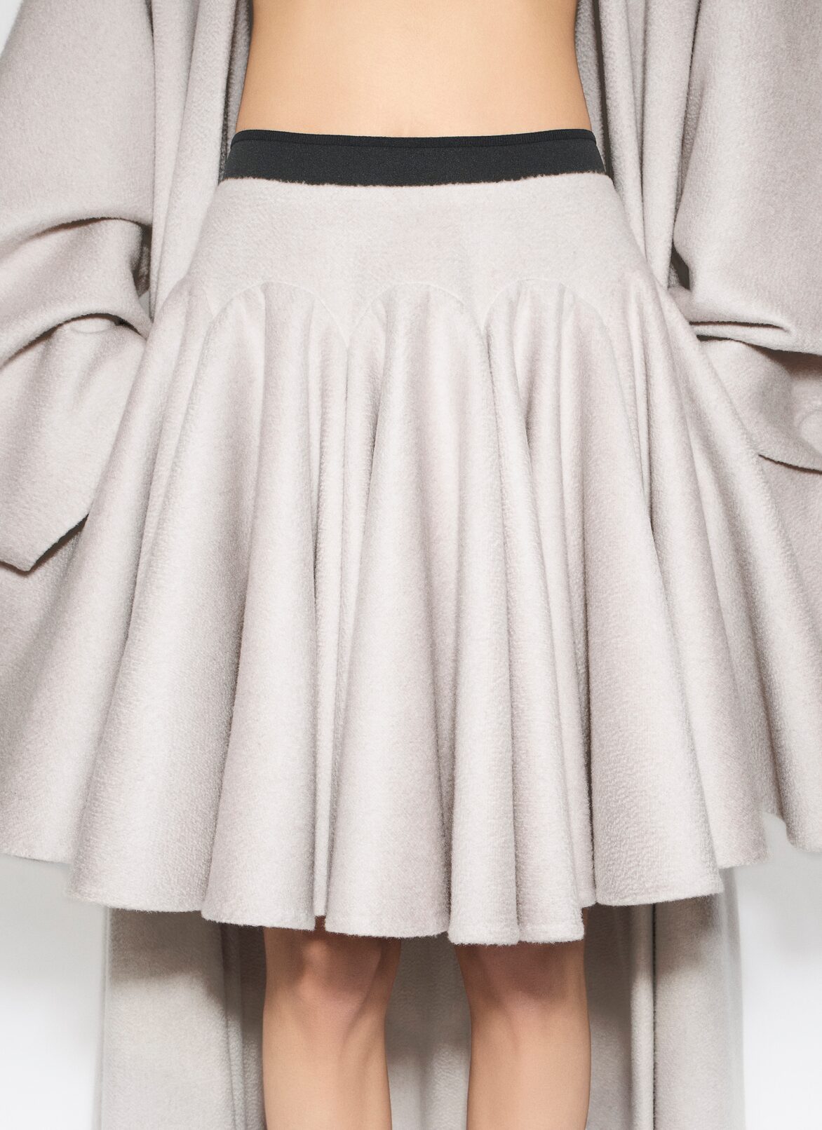 JUPE PEPLUM EN CACHEMIRE  ALAÏA JUPE PEPLUM EN CACHEMIRE  BEIGE